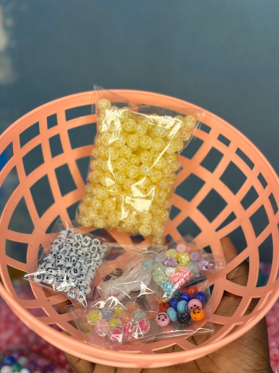 Perles colorées assorties