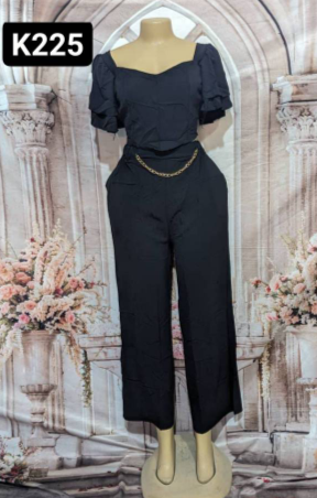 Costume combinaison noire avec chaîne