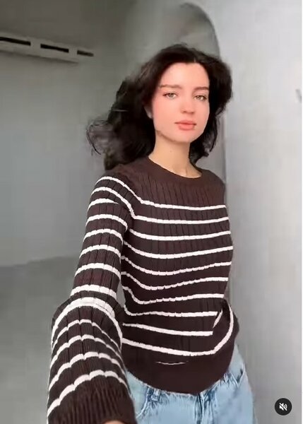 Красивая женская кофта в белую полоску