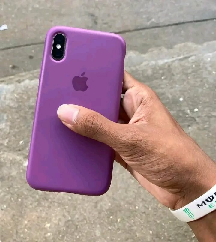 iPhone XS avec coque violette