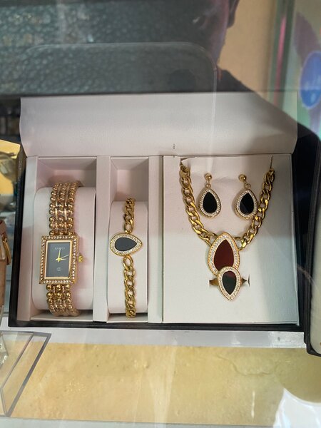 Ensemble bijoux dorés et montres