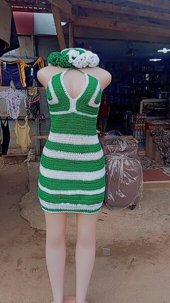 Robe tricotée verte et blanche