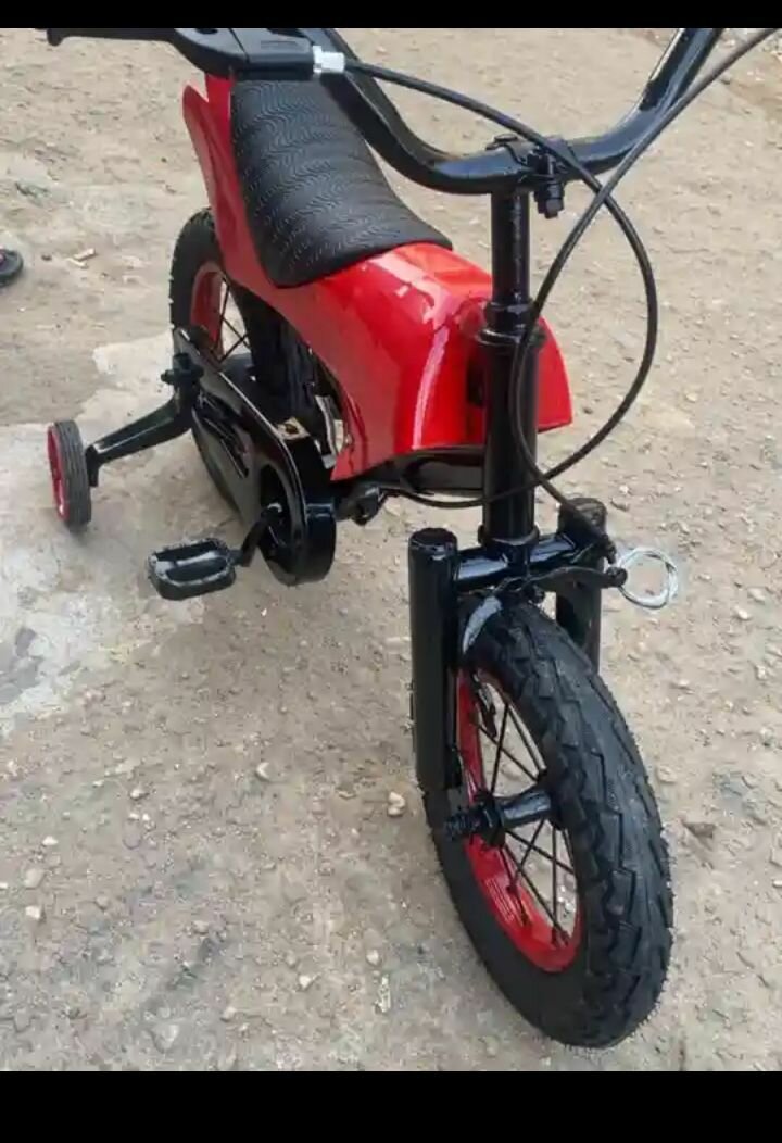 Vélo Enfant Rouge avec Stabilisateurs