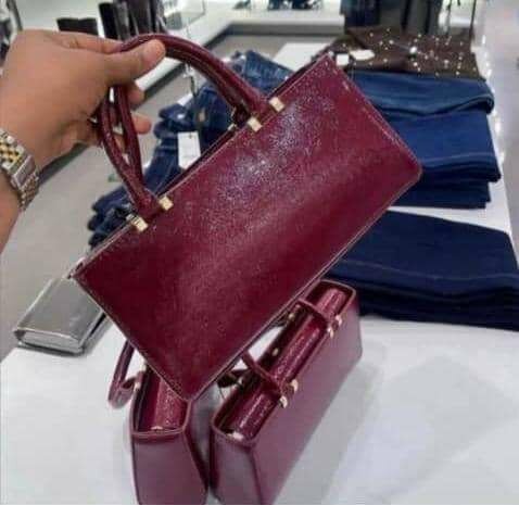 Sac à main en cuir rouge