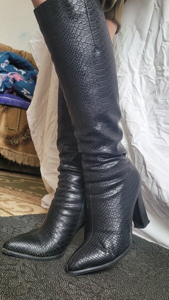 Кожаные сапоги на каблуках