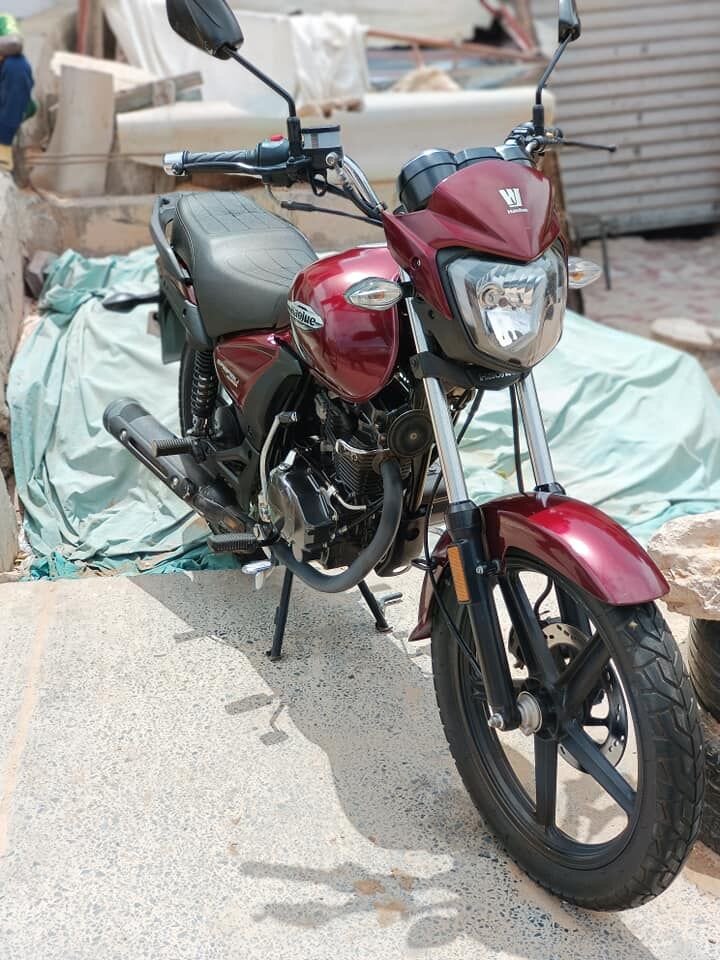 Moto urbaine élégante rouge