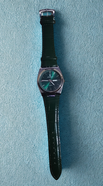 Montre élégante en cuir vert
