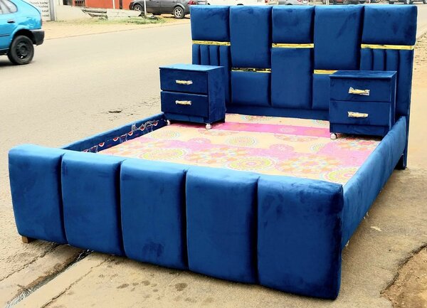 Lit bleu avec chevets