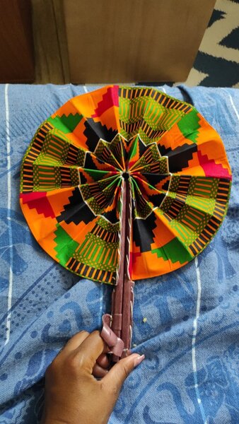 Éventail pliable africain