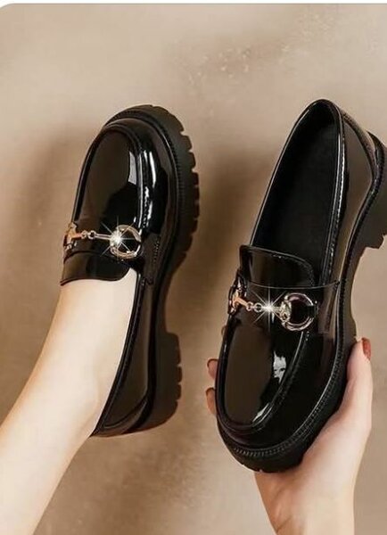 Mocassins vernis noirs élégants