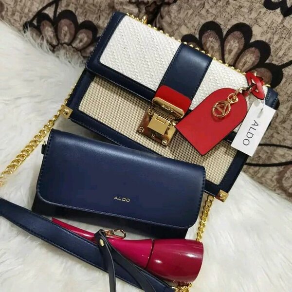 Sac à main ALDO bleu et blanc avec chaîne dorée