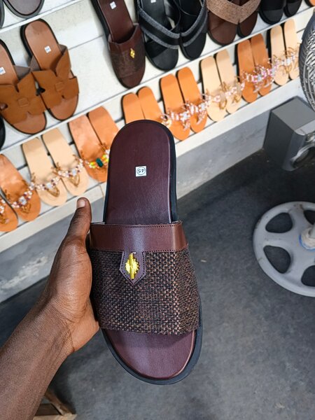 Sandales en cuir tissé marron