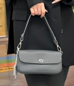 Модель выполнена с любовью из зернистой кожи