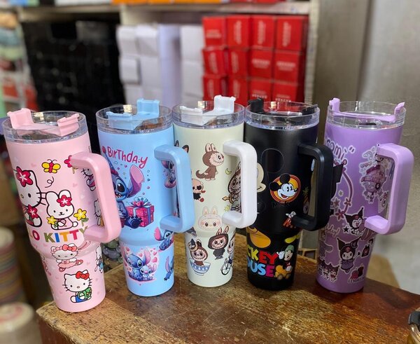 Tasses d'eau en plastique à motifs