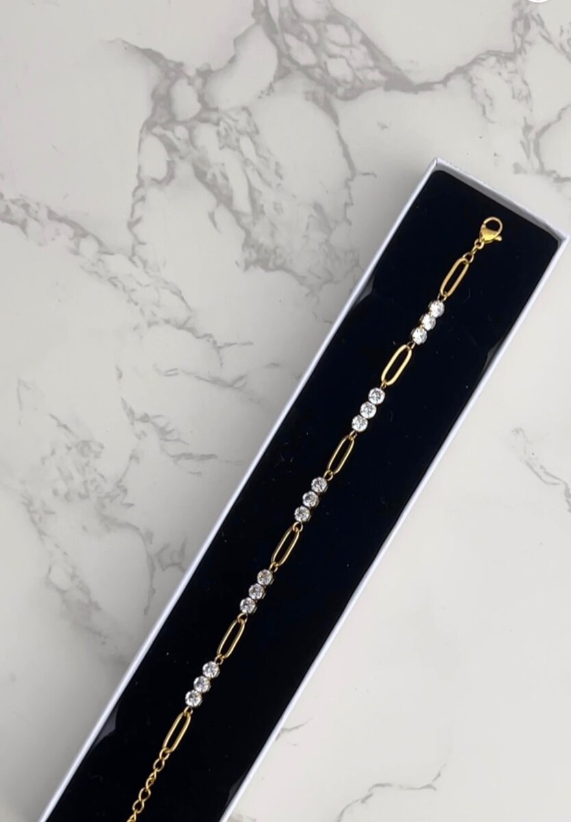 Bracelet doré avec cristaux