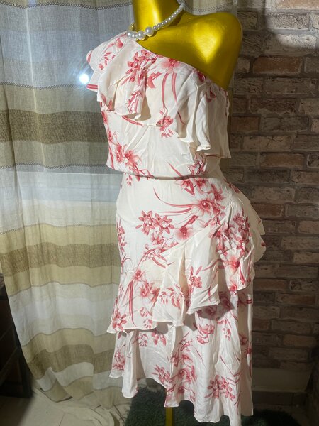 Robe asymétrique à volants