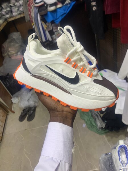 Baskets Nike blanches stylées