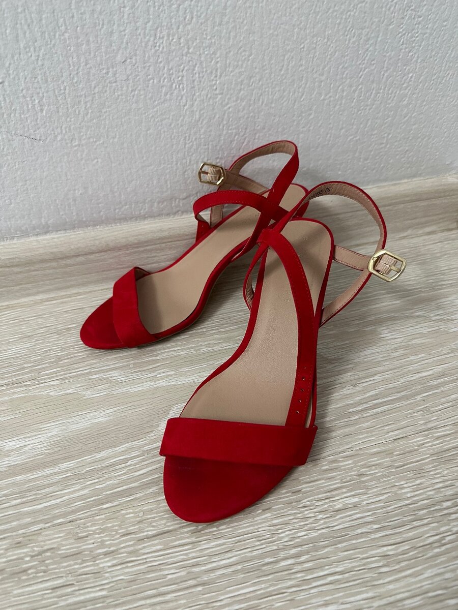 Босоножки красные