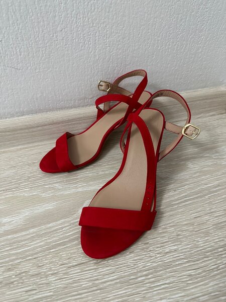 Босоножки красные