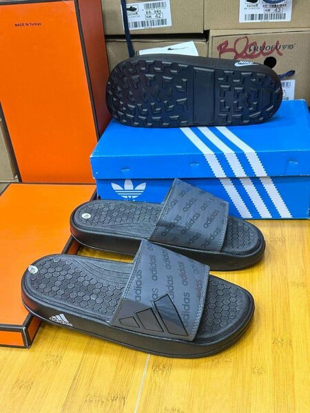 Claquettes de piscine Adidas confortables