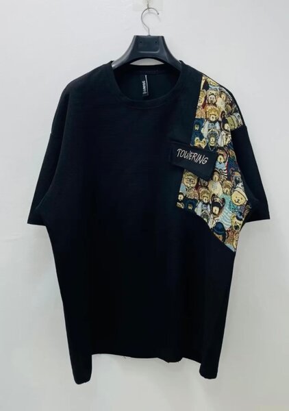 T-shirt noir avec motif graphique