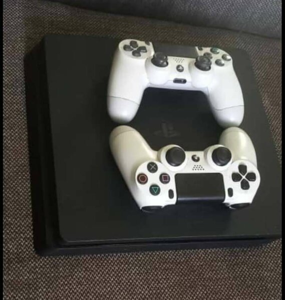 Console PS4 avec 2 manettes