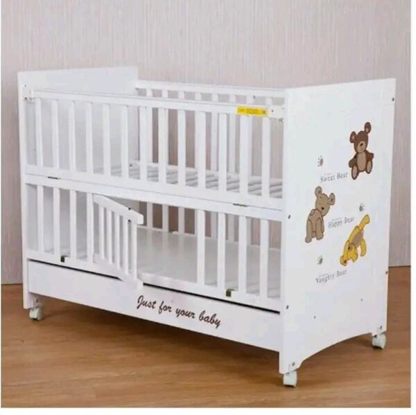 Lit bébé avec moustiquaire