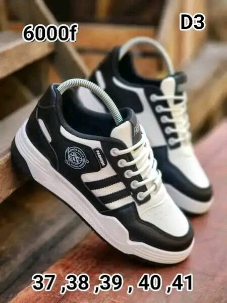 Baskets noires et blanches