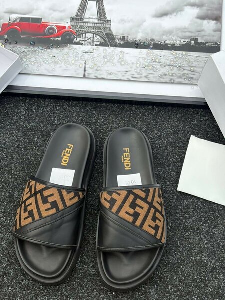 Tongs de luxe Fendi noir