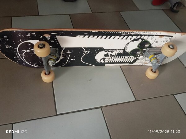 Skateboard Classique Design Crâne