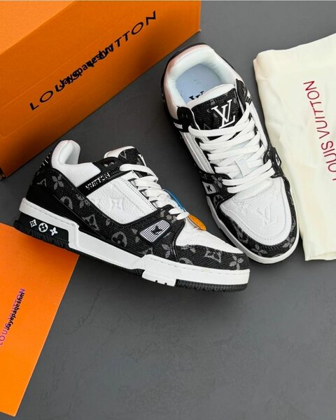 Baskets Noires et Blanches LV