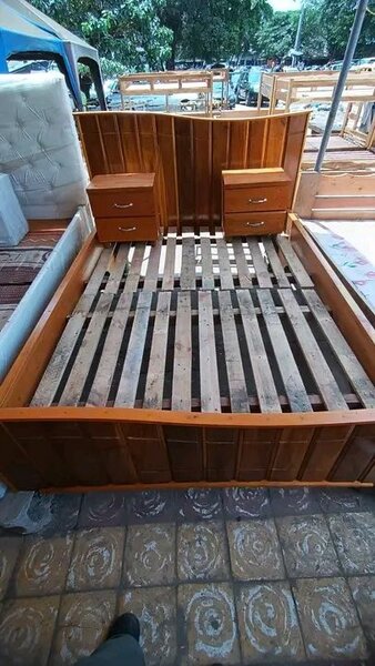 Lit en bois avec tiroirs