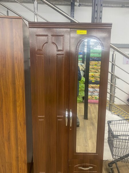 Armoire en bois avec miroir