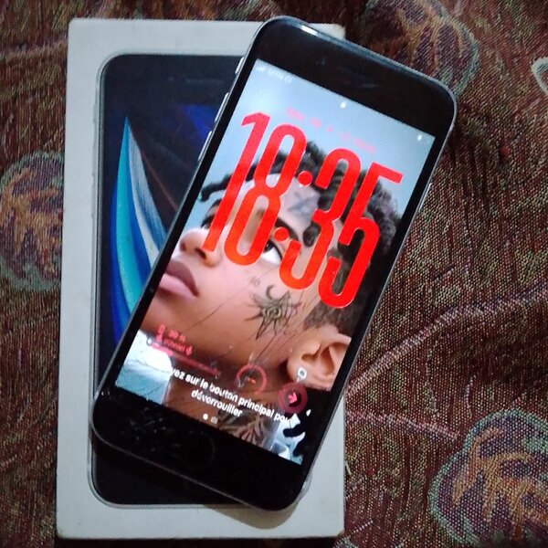 iPhone SE avec écran endommagé