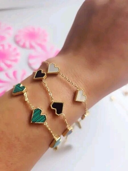 Bracelets en or avec coeurs et perles