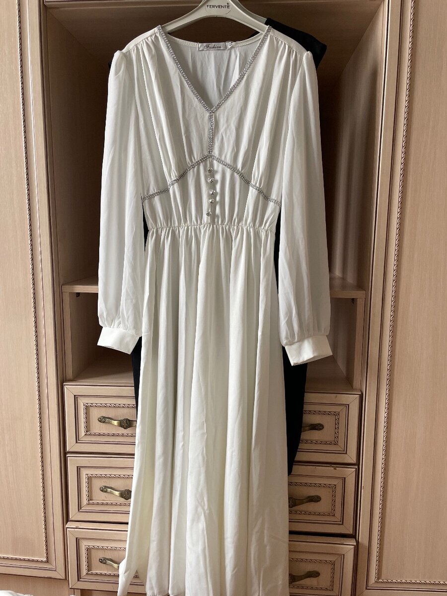 Платье белоснежное со стразами