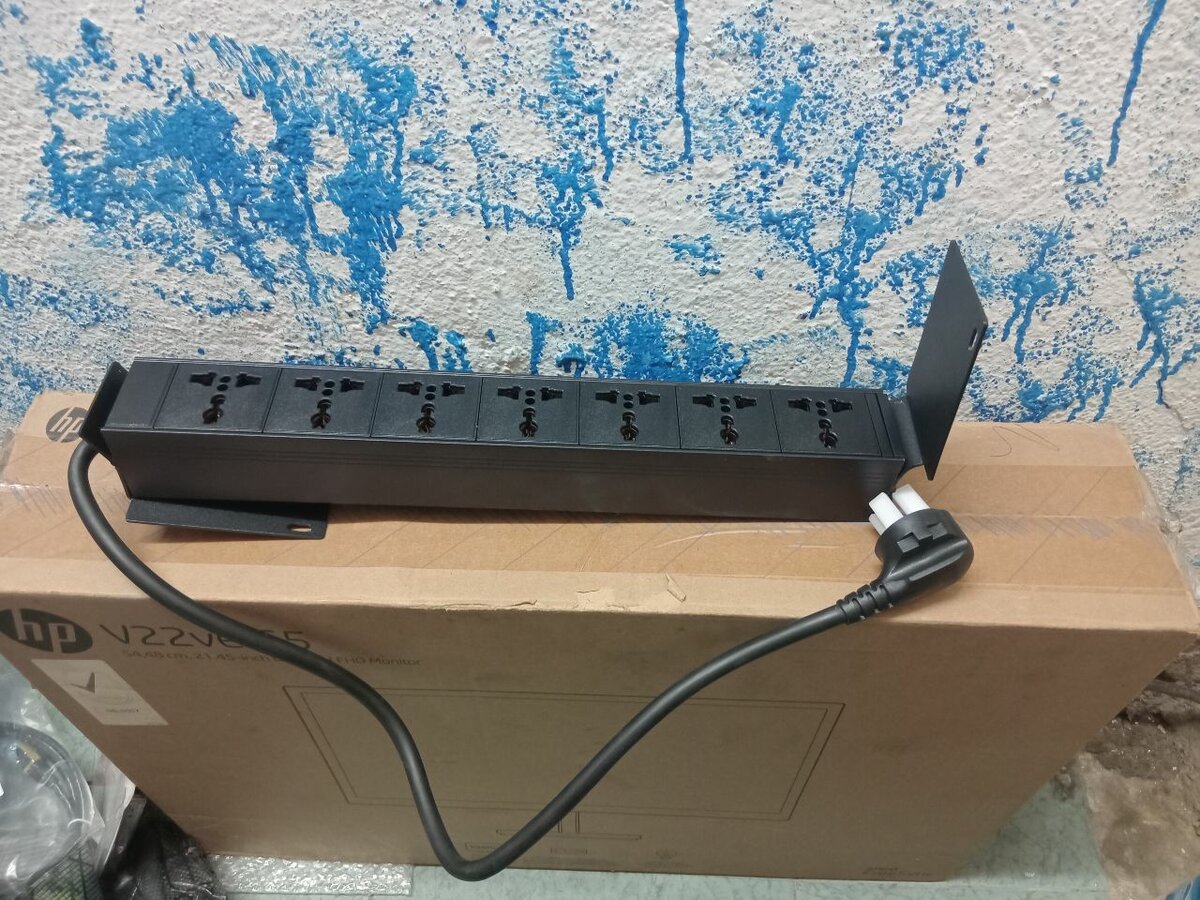 Unité de distribution d'alimentation pour armoire