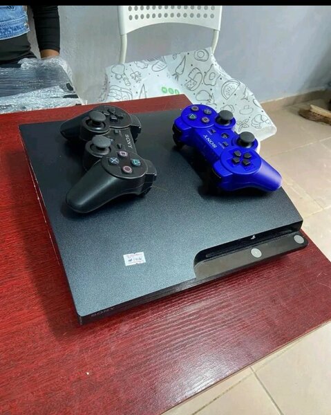 Console de jeu avec manettes