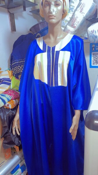 Robe satinée Avec une touche africaine