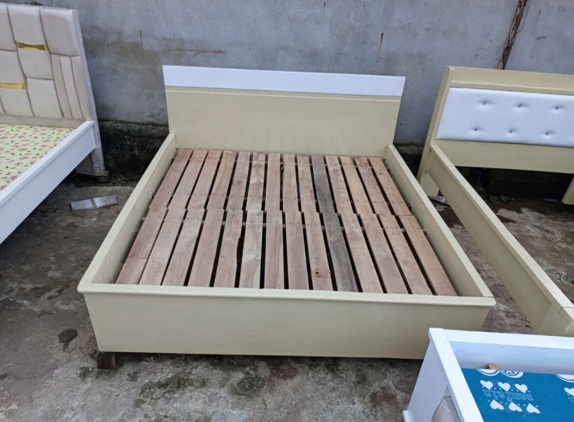 Lit double moderne en bois