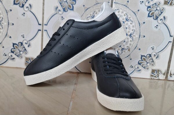 Sneakers en cuir noir classiques