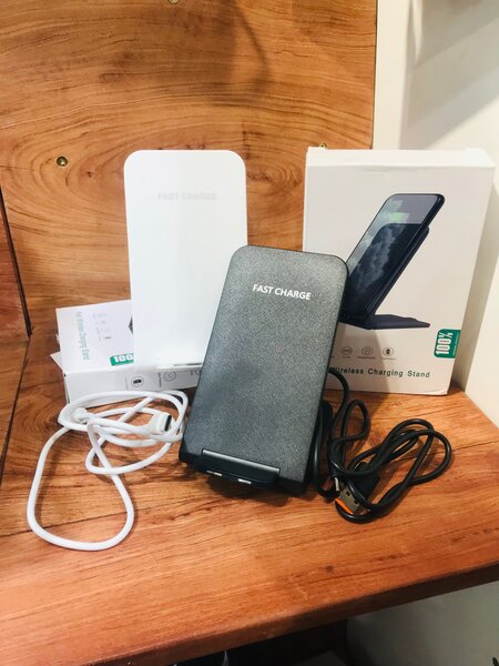 Wireless fast charger vertical