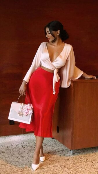 Jupe midi en satin élégante