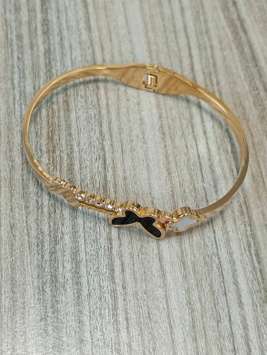 Bracelet doré avec papillons