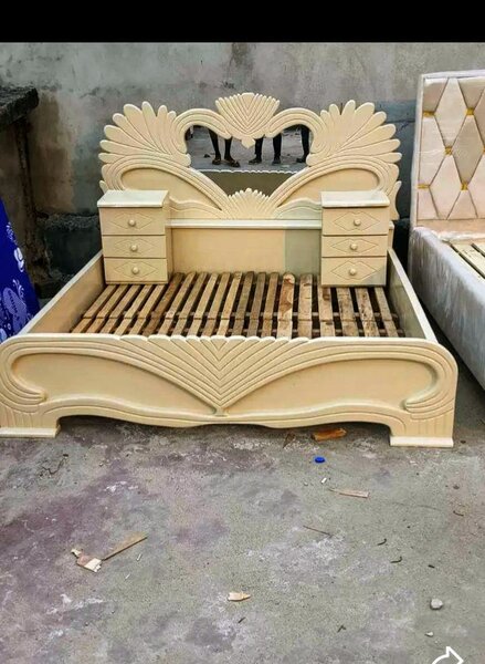 Lit double en bois sculpté