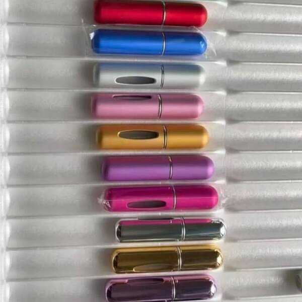 Mini flacons à parfum colorés