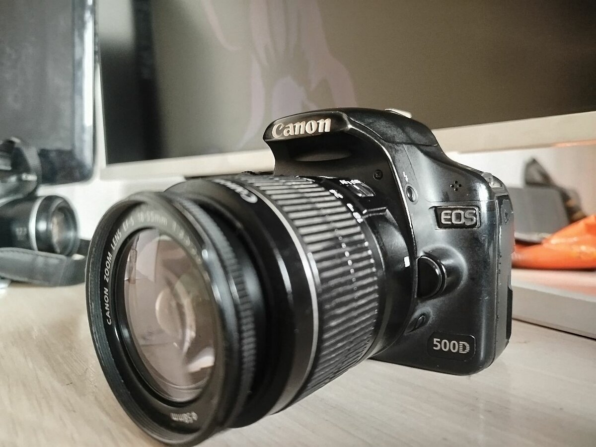 Продаю классный фотоаппарат кенон 500д объектив 18-55
