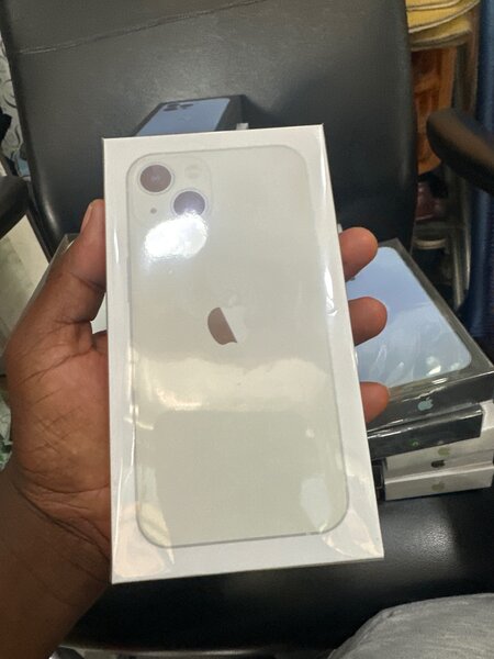 iPhone 13 simple casi neuf avec carton disponible