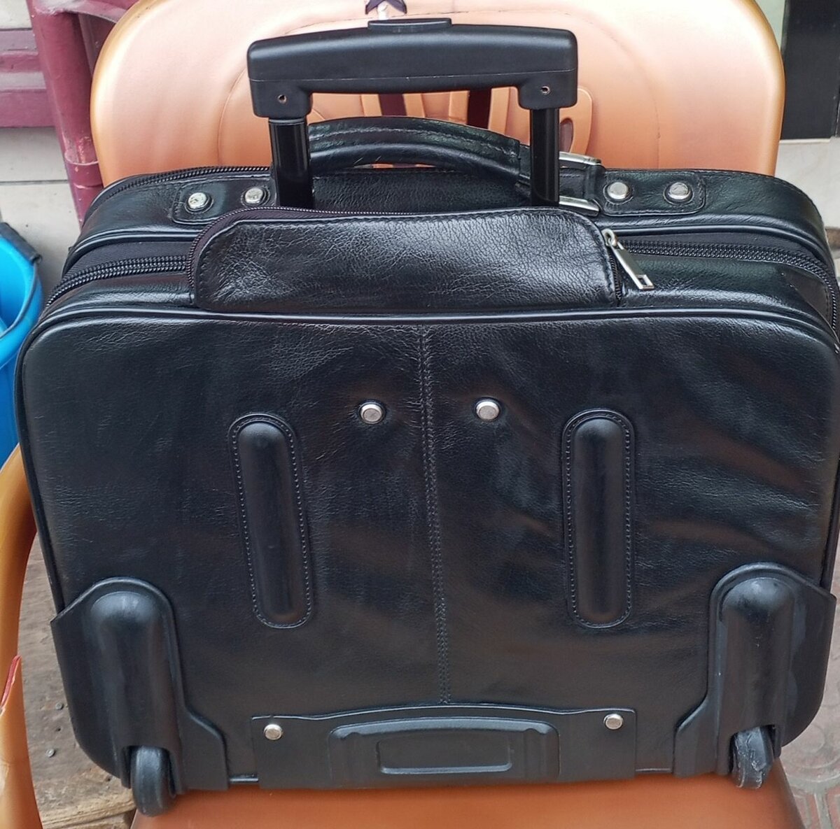 Valise à roulettes en cuir