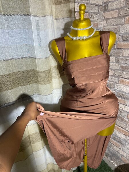 Robe fourreau élégante satinée